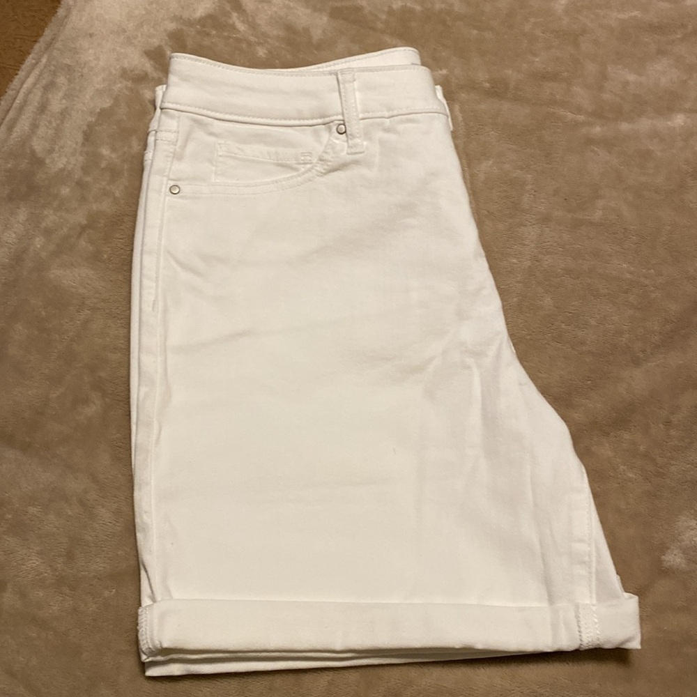 Croft & Barrow mid rise shorts - Picture 4 of 7